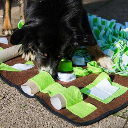 Schnüffelmatte mit strukturierten Bereichen und verborgenen Taschen zum Trainieren von Schnüffelverhalten.
